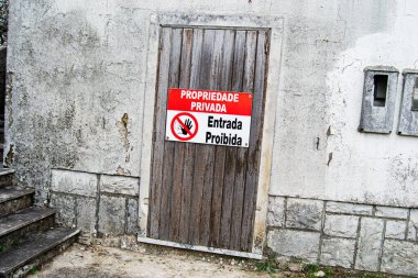 Uyarı işareti olan eski ahşap kapı, giriş izni yok, şehir ayarları, Fatima Portugal