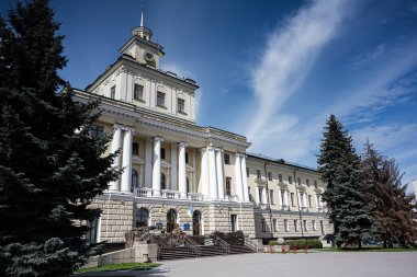 Khmelnytskyi, Ukrayna - 16 Nisan 2025: Sütunları ve saat kulesi olan klasik bir mimari bina. Khmelnytskyi Oblastı Valisi. 