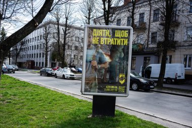 Khmelnytskyi, Ukrayna - 16 Nisan 2025: AZOV 'un araçlar, binalar ve kentsel unsurlarla açık havada sergilenen sokak reklamı