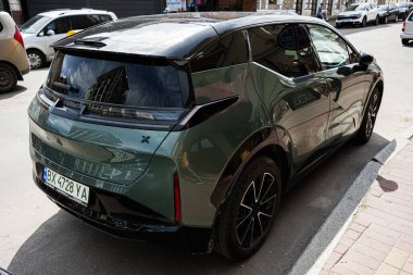 Khmelnytskyi, Ukrayna - 16 Nisan 2025: Yeşil Zeekr X elektrikli araç güneşli şehir koşulları altında bir sokağa park edildi