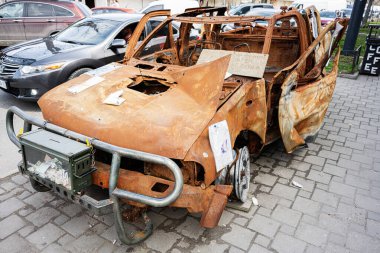 Khmelnytskyi, Ukrayna - 16 Nisan 2025: Çürümüş araç şasisi şehir ortamında aşınma ve kentsel bozulma. Savaştan sonra araba. 