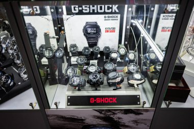 Khmelnytskyi, Ukrayna - 16 Nisan 2025: Perakende vitrininde sunulan G-Shock saatleri.