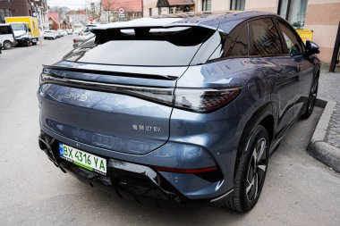 Khmelnytskyi, Ukrayna - 16 Nisan 2025: Mavi bir BYD Deniz Aslanı 07 elektrikli SUV