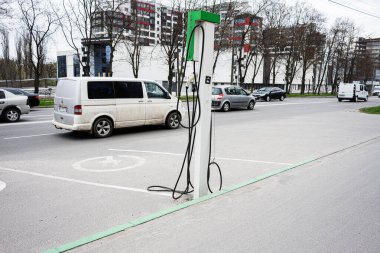 Khmelnytskyi, Ukrayna - 16 Nisan 2025: Elektrikli araç şarj noktası kentsel çevreye sahip bir ana yolun yanında yer alıyor