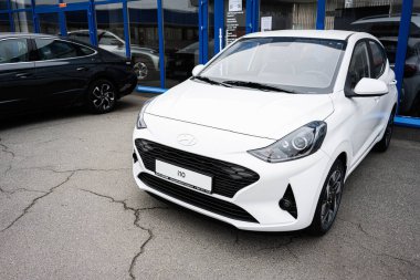 Khmelnytskyi, Ukrayna - 16 Nisan 2025: Hyundai i10 'un modern tasarımı bir araba galerisinde.
