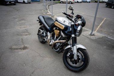 Khmelnytskyi, Ukrayna - 16 Nisan 2025: Gümüş ve siyah Yamaha MT 01 motosikleti gündüz vakti kaldırımlı yüzeyde duruyor