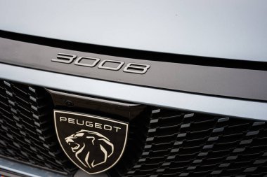 Khmelnytskyi, Ukrayna - 16 Nisan 2025: Araç ızgarasında Peugeot 3008 amblemi