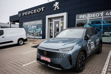 Khmelnytskyi, Ukrayna - 16 Nisan 2025: Yeni Peugeot 3008 sergilenen bir Peugeot bayii; modern teknolojili parlak tasarım.