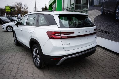 Khmelnytskyi, Ukrayna - 16 Nisan 2025: Beyaz Skoda Kodiaq SUV gündüz vakti bir galeri otoparkında sergilendi