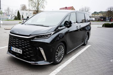 Khmelnytskyi, Ukrayna - 16 Nisan 2025: Lüks siyah Lexus LM minivan güvenli bir açık hava otoparkına park edilmiş.