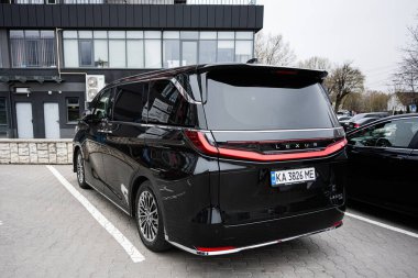 Khmelnytskyi, Ukrayna - 16 Nisan 2025: Zarif Lexus LM 350h siyah lüks minibüs