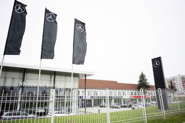 Khmelnytskyi, Ukrayna - 16 Nisan 2025: Markaya özel logolar, cam cephe ve çevreleyen yeşillik içeren Mercedes-Benz galeri binası.