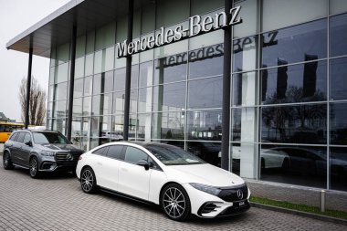 Khmelnytskyi, Ukrayna - 16 Nisan 2025: Modern bir Mercedes-Benz bayilik binasının önünde park edilmiş iki lüks araba.