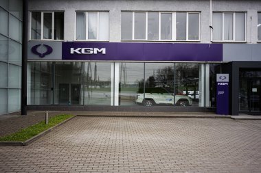 Khmelnytskyi, Ukrayna - 16 Nisan 2025: Modern KG Mobilite Corporation bir otomobil galerisinin dış binası