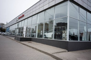 Khmelnytskyi, Ukrayna - 16 Nisan 2025: Citroen otomobil bayiliğinin dış görünümü büyük cam pencerelerden görülebilir.