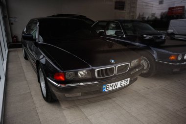 Khmelnytskyi, Ukrayna - 16 Nisan 2025: Koyu renkli BMW E38 arabası bir sergi salonunda diğer araçlarla birlikte sergilendi.