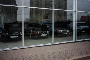 Khmelnytskyi, Ukrayna - 16 Nisan 2025: Galeride gösterilen klasik BMW arabaları, camlarda yansımalar.