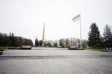 Khmelnytskyi, Ukrayna - 16 Nisan 2025: Ukrayna 'da ulusal gurur ve anıları sembolize eden bir anıt.