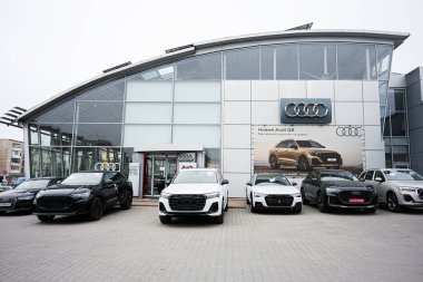 Khmelnytskyi, Ukrayna - 16 Nisan 2025: Modern bir bayiliğin dış tarafında görünür markalaşma ile çeşitli lüks Audi arabaları sergilenmektedir