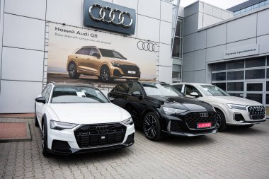 Khmelnytskyi, Ukrayna - 16 Nisan 2025: Audi arabaları A6, Q8 ve modern otomotiv tasarımlarının yer aldığı bir bayilikte sergilendi