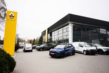 Khmelnytskyi, Ukrayna - 16 Nisan 2025: Renault otomotiv galerisi yeni Captur modeli ve diğer araçlarla ön bahçede.