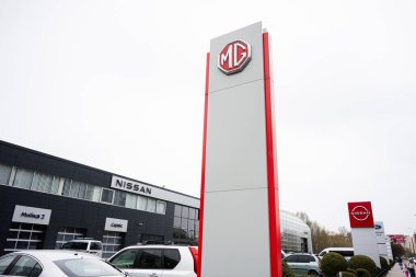 Khmelnytskyi, Ukrayna - 16 Nisan 2025: MG tabelalı ve yakındaki Nissan bayii binası görünen araba galerisi