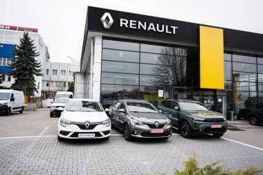 Khmelnytskyi, Ukrayna - 16 Nisan 2025: Renault galerisi Sedan, SUV 'lar da dahil olmak üzere birçok araba modelini açık hava ortamında sergiliyor.