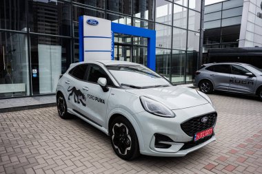 Khmelnytskyi, Ukrayna - 16 Nisan 2025: Ford Puma geçiş aracı cam cepheli bir bayi önünde park edilmiş