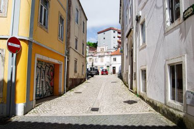 Caldas da Rainha, Portekiz - 17 Nisan 2025: Caldas da Rainha Portekiz 'de büyüleyici dar bir cadde.