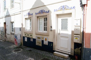 Portekiz, Caldas da Rainha 'da süslü camları olan kaldırım taşlı bir sokakta büyüleyici bir cephe..
