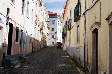 Caldas da Rainha, Portekiz - 17 Nisan 2025: Portekiz, Caldas da Rainha 'da sakin bir kaldırım taşı caddesi, pastel renkli binalarla kaplı.