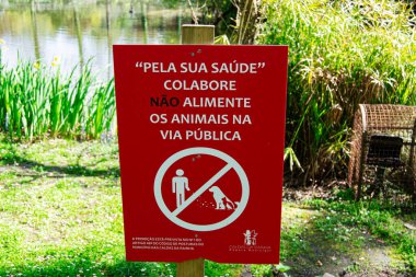 Caldas da Rainha, Portekiz - 17 Nisan 2025: Sağlık nedenlerinden ötürü halka açık yerlerde hayvanları beslememenizi tavsiye eden kırmızı uyarı levhası