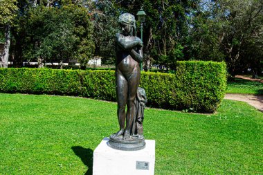 Caldas da Rainha, Portekiz - 17 Nisan 2025: Bir bronz heykel Jose Simoes de Almeida Sobrinho açık havada sergilendi.