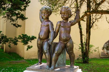 Caldas da Rainha, Portekiz - 17 Nisan 2025: Leopoldo de Almeida tarafından yapılan dekoratif bronz melek heykeli Caldas da Rainha, Portekiz 'de sergilendi