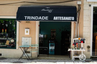 Caldas da Rainha, Portekiz - 17 Nisan 2025: Güneşli bir günde Portekiz 'in Caldas da Rainha kentinde dekoratif eşyalarla birlikte zanaatkar dükkânı.