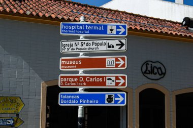 Caldas da Rainha, Portekiz - 17 Nisan 2025: Portekiz 'in Caldas da Rainha şehrinde sokak işaretleri.