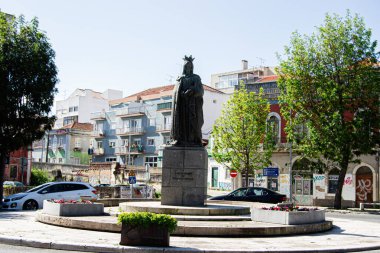 Caldas da Rainha, Portekiz - 17 Nisan 2025: Portekiz 'in Caldas da Rainha kentinde Franciso Franco' nun ünlü tarihi eseri Kraliçe Leonor, Rainha Dona Leonor 'un yer aldığı şehir sahnesi