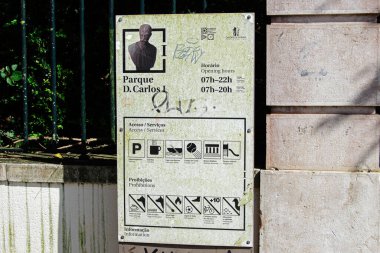 Caldas da Rainha, Portekiz - 17 Nisan 2025: Portekiz 'in Caldas da Rainha kentindeki bir parkta bilgilendirme işareti