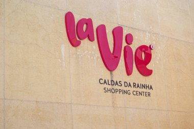Caldas da Rainha, Portekiz - 17 Nisan 2025: Duvarında kırmızı harflerle La Vie Alışveriş Merkezi tabelası, Caldas da Rainha.