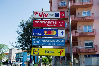 Caldas da Rainha, Portekiz - 17 Nisan 2025: Portekiz, Caldas da Rainha 'da konut binalarının yakınlarındaki renkli yön işaretleri