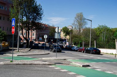 Caldas da Rainha, Portekiz - 17 Nisan 2025: Araçlara, bisiklet yollarına ve Caldas da Rainha 'nın arka planına sahip şehir caddesi.