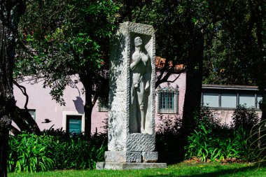 Caldas da Rainha, Portekiz - 17 Nisan 2025: Portekiz 'in Caldas da Rainha kentinin yemyeşil çevrelerinde taş oymalı heykel sergilendi