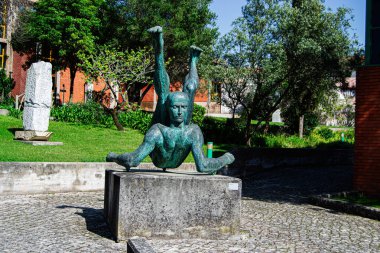 Caldas da Rainha, Portekiz - 17 Nisan 2025: Caldas da Rainha parkında canlı yeşillikler arasında etkileyici bir heykel.