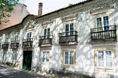 Caldas da Rainha 'da klasik bir Portekiz binası. Karmaşık siyah korkulukları olan balkonlar sergiliyor.