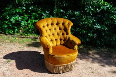 Portekiz, Caldas da Rainha 'da yemyeşil ile çevrili zarif altın koltuk.