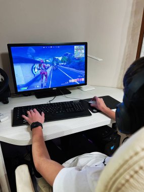 Kyiv, Ukrayna - 23 Nisan 2025: Kişisel bir bilgisayar kurulumunda Fortnite video oyunu oynayan bir oyuncu.