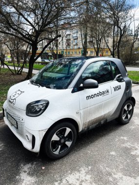 Kyiv, Ukrayna - 23 Nisan 2025: Küçük elektrikli Smart ForTwo EQ arabası reklam tasarımları bir yerleşim bölgesine park edildi