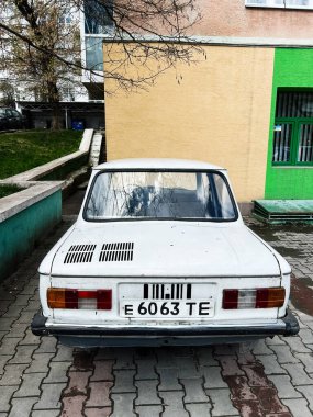 Kyiv, Ukrayna - 23 Nisan 2025: Eski model ZAZ 968 Zaporozhets arabası şehrin bir bölgesine park edilmiş ve retro tasarım sergilenmektedir..