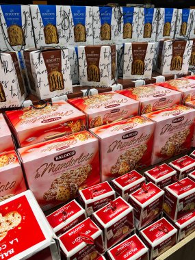 Kyiv, Ukrayna - 23 Nisan 2025: Renkli kutular sergilenen bir mağaza ortamında çeşitli paketlenmiş tatlı ekmek.