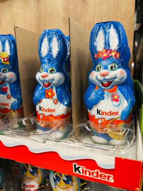 Kyiv, Ukrayna - 23 Nisan 2025: Şekerci dükkanının rafına sarılmış canlı dekore edilmiş Kinder çikolatalı tavşanlar